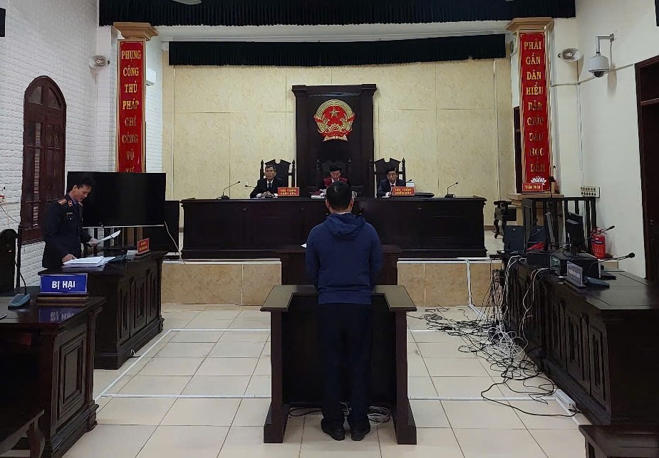 Mai Xuân Hữu tại tòa, người đã dùng hình ảnh mình chụp được chiếm đoạt tiền của doanh nghiệp. Ảnh: P. Huy