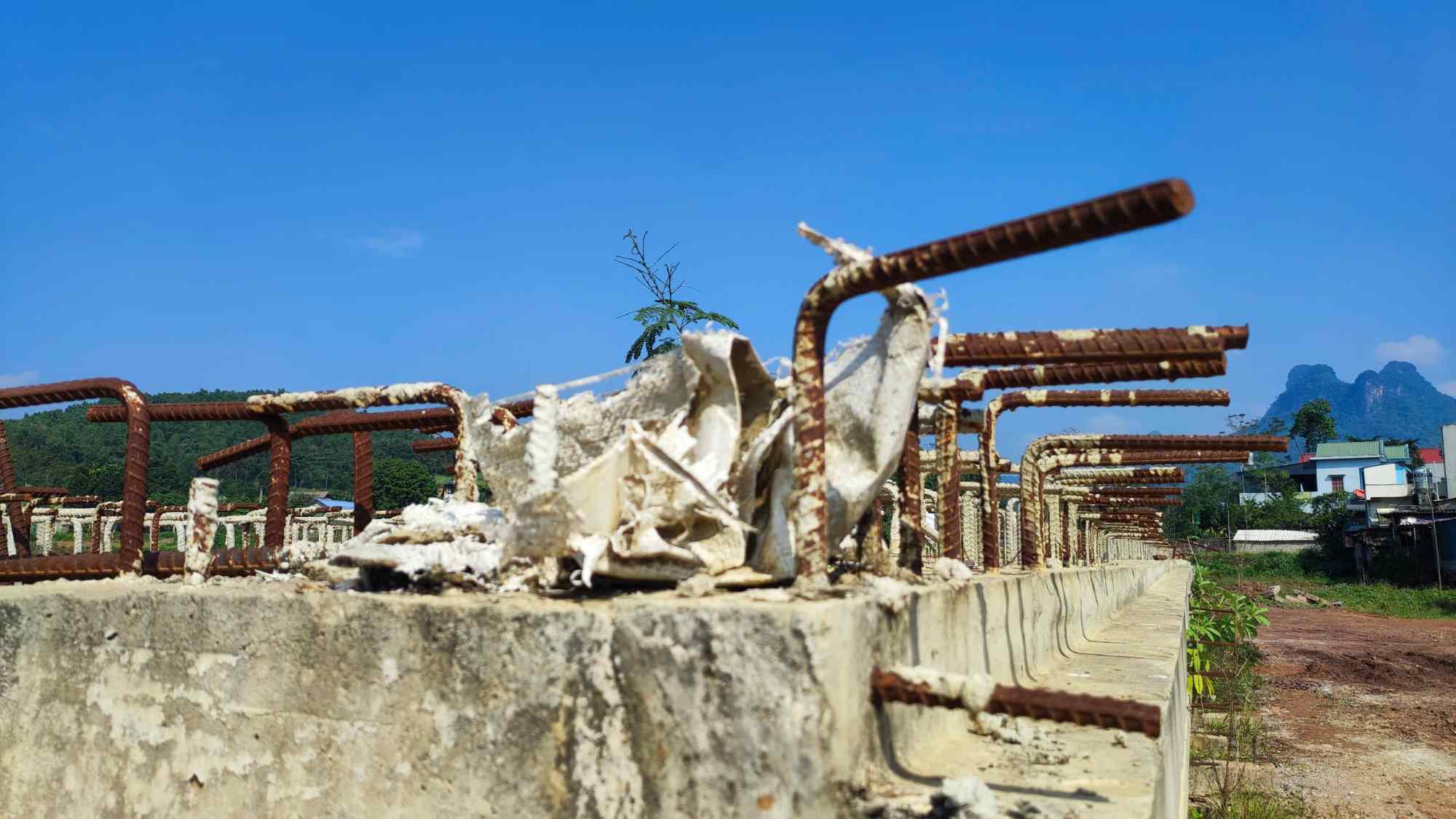 The project is still in disarray, with materials strewn about, and no sign of construction along the entire road. Photo: Dang Tinh