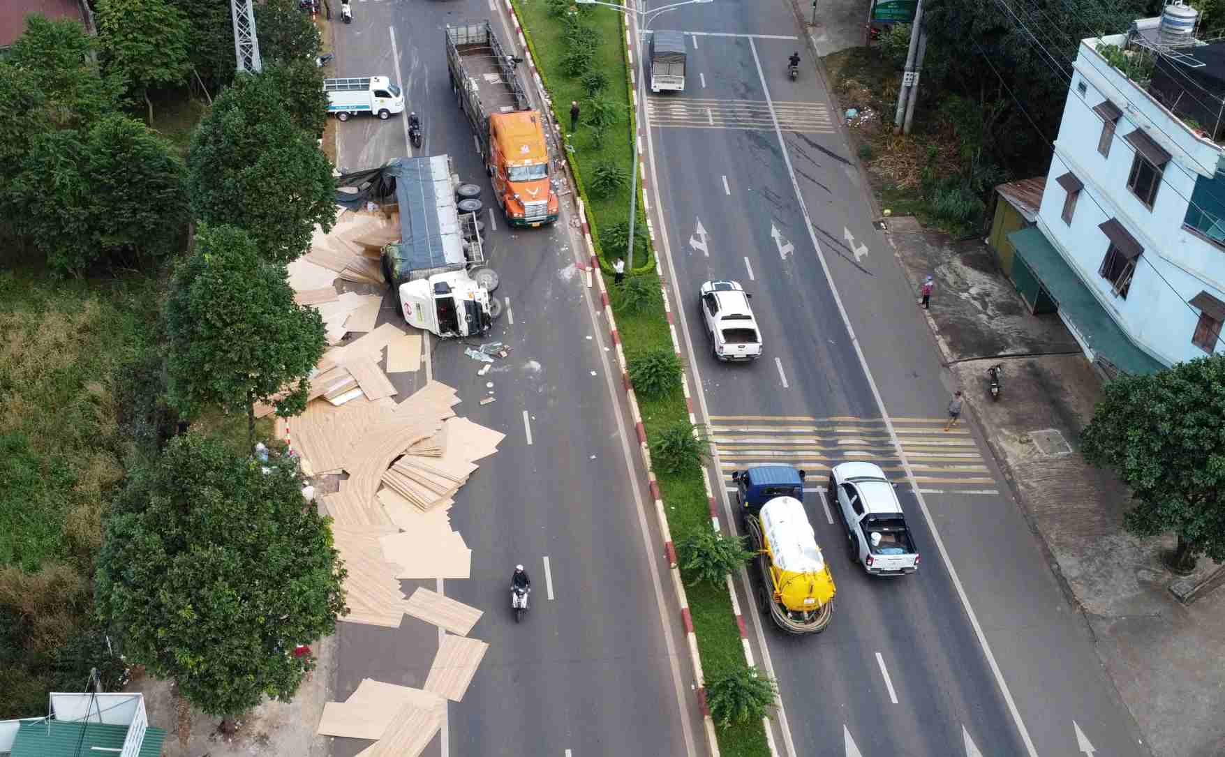 The scene of the plywood truck overturned on the Buon Ma Thuot city bypass (Dak Lak). Photo: Bao Lam