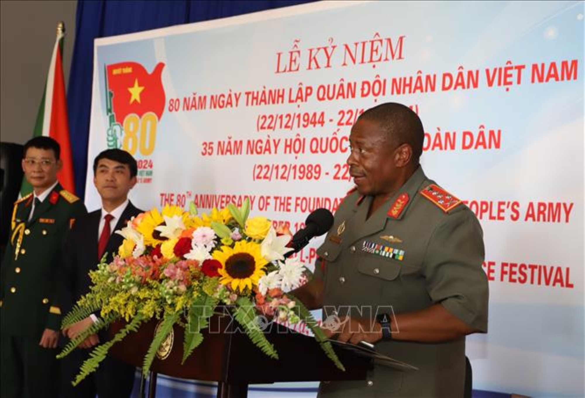 General Rudzani Maphwanya - Chief of South African Defence - delivered a congratulatory speech to the People and Army of Vietnam on December 12. Photo: VNA