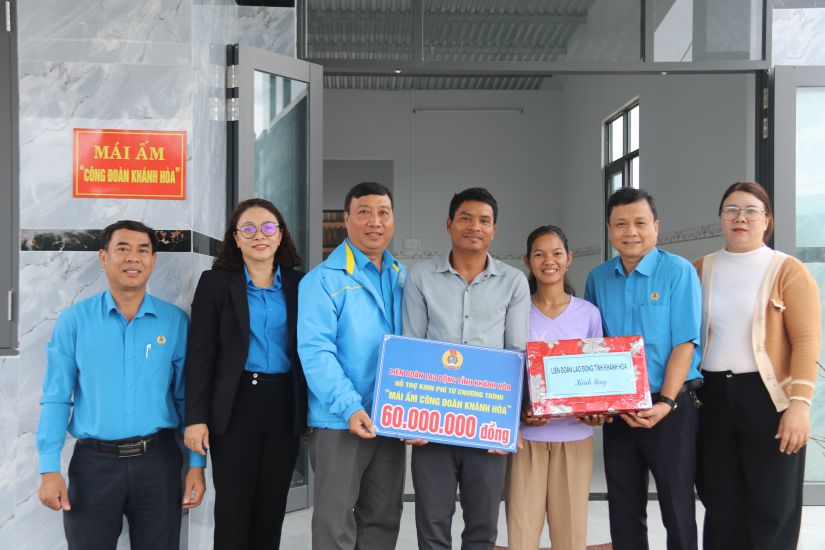 Khanh Hoa Provincial Federation of Labor hands over the Trade Union Shelter to union members of the mountainous district of Khanh Vinh before the Lunar New Year 2025. Photo: Phuong Linh