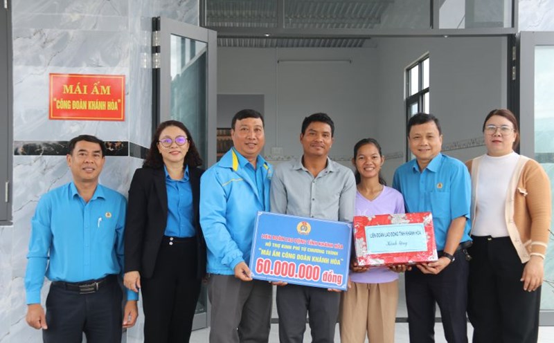 Khanh Hoa Provincial Federation of Labor hands over the Trade Union Shelter to union members of the mountainous district of Khanh Vinh before the Lunar New Year 2025. Photo: Phuong Linh