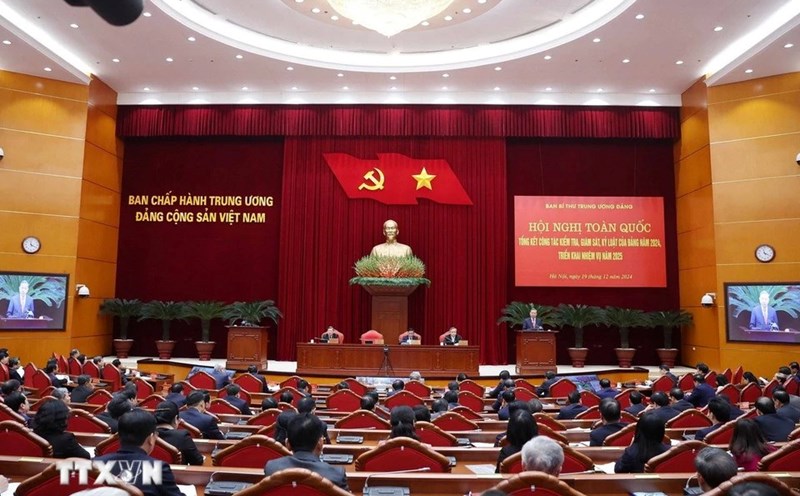 In 2024, the Central Executive Committee, Politburo, and Secretariat disciplined 26 party organizations and 71 party members. Photo: VNA