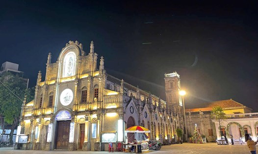 Nhà thờ ở TP Hải Dương được trang hoàng rực rỡ. Ảnh: Mai Hương