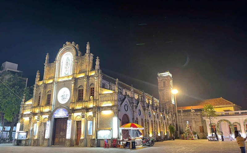 The church in Hai Duong city is brightly decorated. Photo: Mai Huong