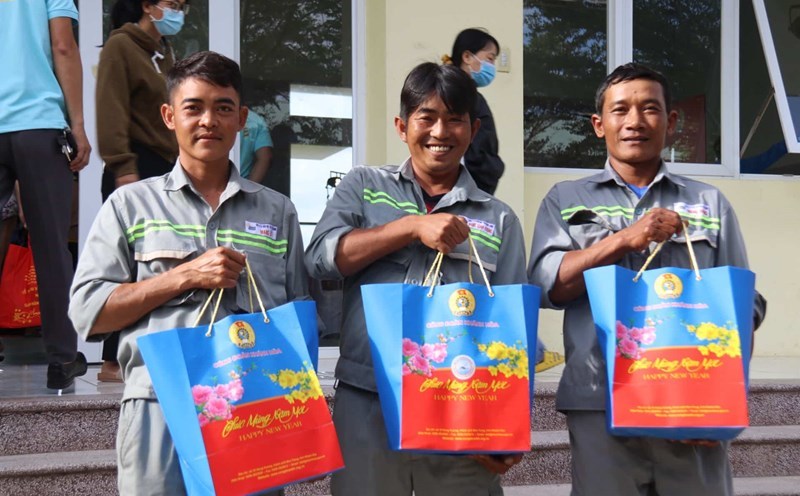 The average 2025 Tet bonus in Khanh Hoa will increase by 600,000 VND compared to 2024. Photo: Phuong Linh