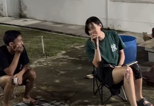 Thanh Thuy sings Vietnamese songs for her teammates. Photo cut from video