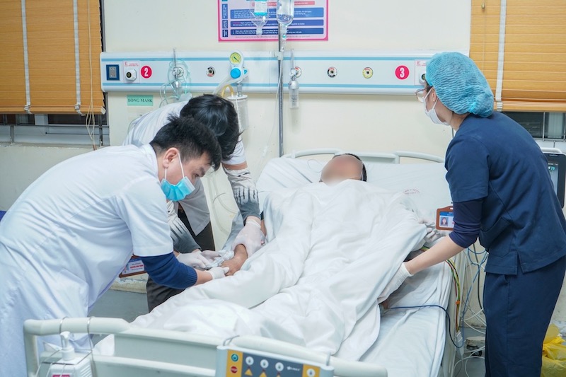 Doctors give first aid to victims of a fire in Hanoi. Photo: Thanh Xuan