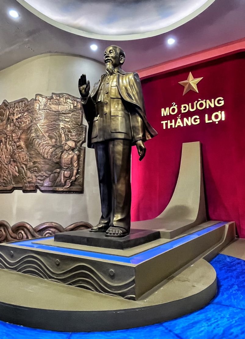Statue of Uncle Ho in the museum with 4 golden words awarded to the Engineer Corps "Opening the way to victory".