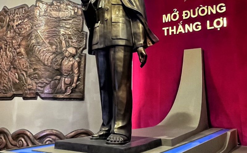 Statue of Uncle Ho in the museum with 4 golden words awarded to the Engineer Corps "Opening the way to victory".