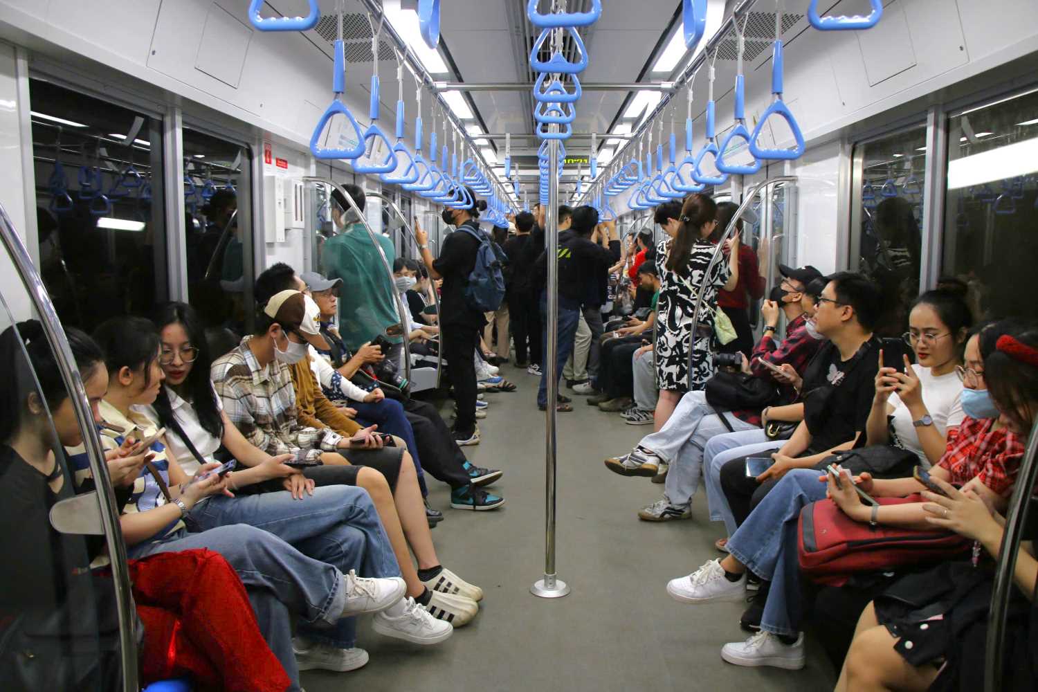 People experience Metro Line 1. Photo: Anh Tu