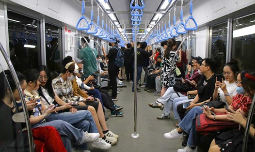 Người dân trải nghiệm tuyến Metro số 1.  Ảnh: Anh Tú