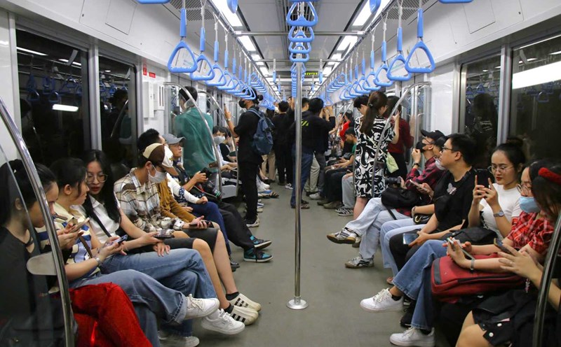People experience Metro Line 1. Photo: Anh Tu