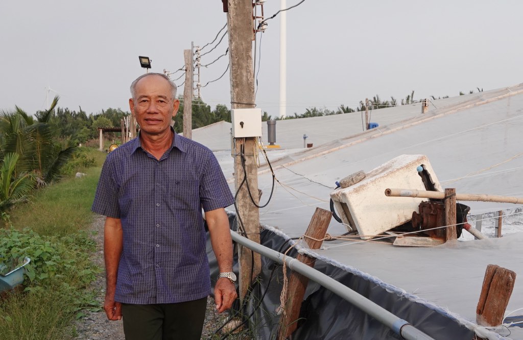 Ông Lê Văn Sấm kiểm tra tiến độ công việc tại ao tôm. Ảnh: Thành Nhân