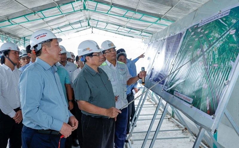 Prime Minister Pham Minh Chinh inspects the Can Tho - Ca Mau expressway construction project. Photo: VGP
