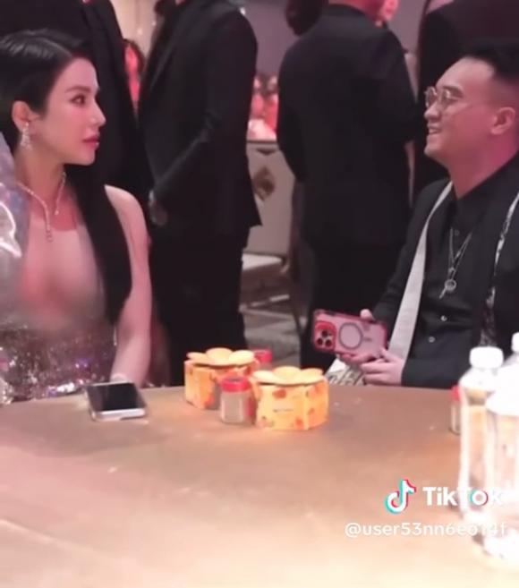 Diep Lam Anh va chong cu ngoi chung ban tai su kien. Anh: Cat tu video