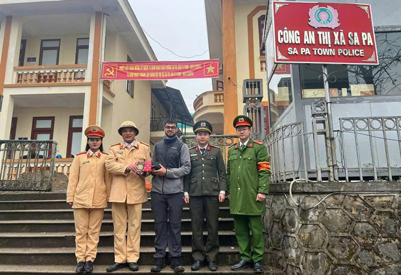 Sa Pa town authorities return lost property to foreign tourists. Photo: Provided by the police