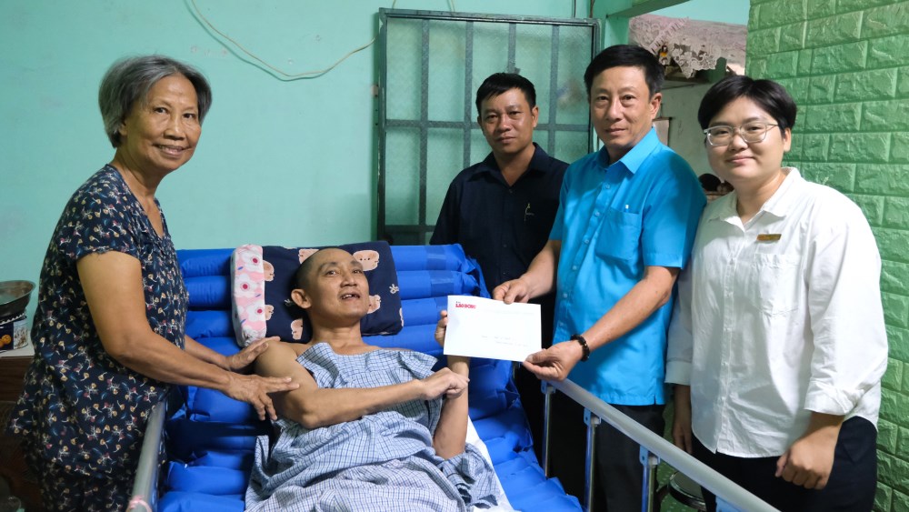 Male worker touched to receive support from Lao Dong newspaper readers