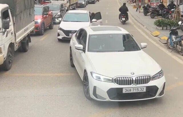 BMW driver stops in the opposite lane, causing public outrage. Screenshot