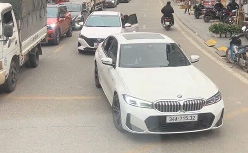 BMW driver stops in the opposite lane, causing public outrage. Screenshot