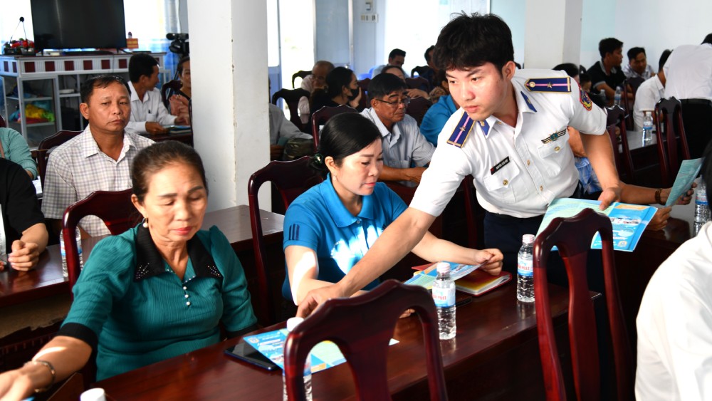 Forces of Squadron 42 - Coast Guard Region 4 Command distribute propaganda leaflets to people. Photo: Tran Duc
