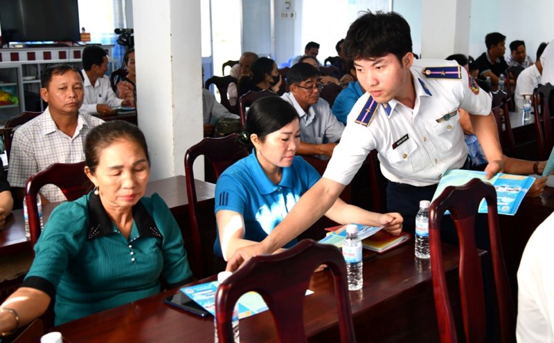 Forces of Squadron 42 - Coast Guard Region 4 Command distribute propaganda leaflets to people. Photo: Tran Duc