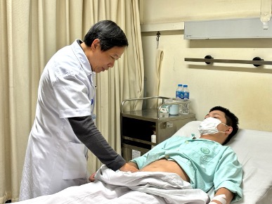 Doctors at Viet Duc Friendship Hospital have just provided emergency care to a 24-year-old man who was at risk of losing his testicle. Photo: BVCC