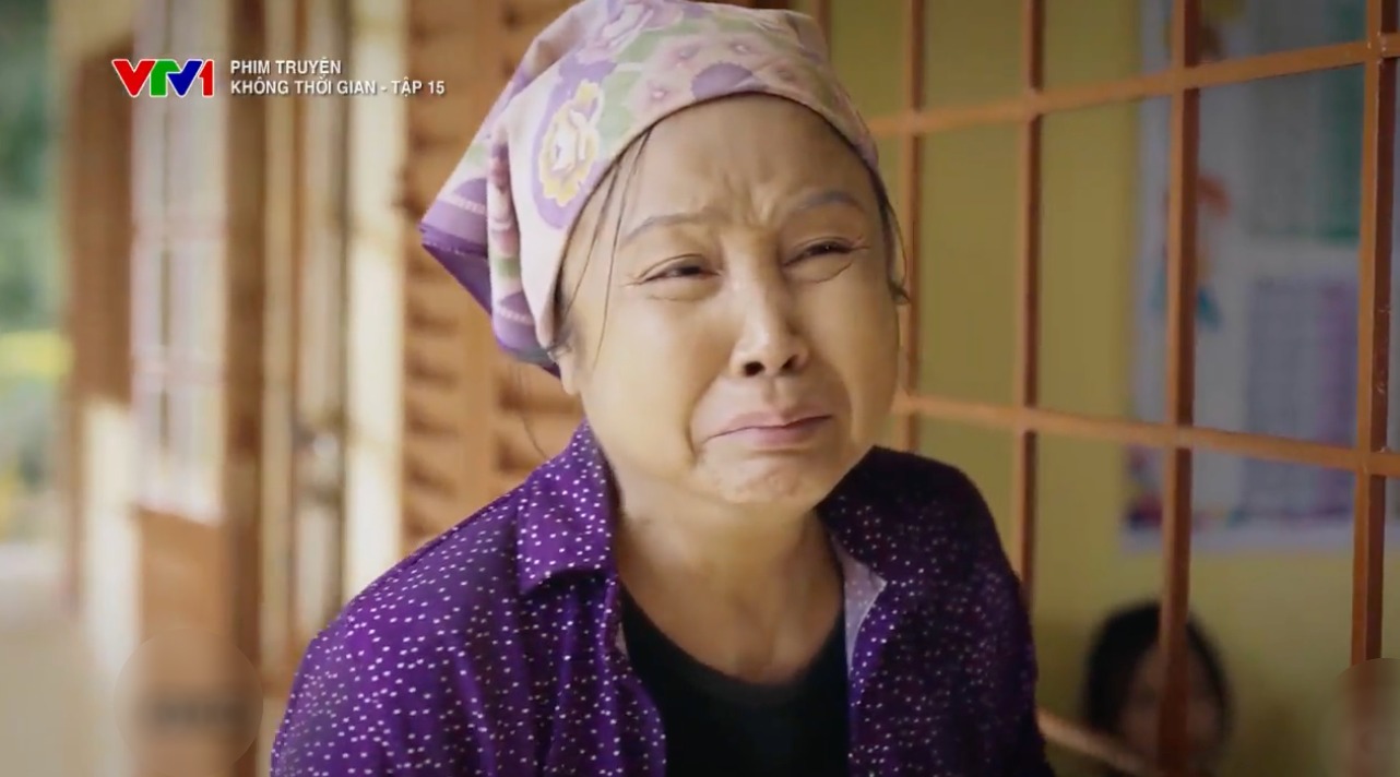 Mrs. Khen worriedly looks for her grandchild in episode 15 of "Space of Time". Photo: Cut from the movie