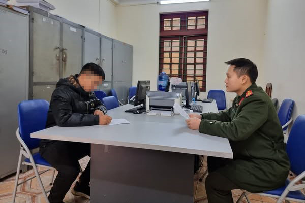 Công an thị xã Sa Pa triệu tập đối tượng đăng video bốc đầu xe trên cầu Móng Sến lên TikTok. Ảnh: Công an cung cấp