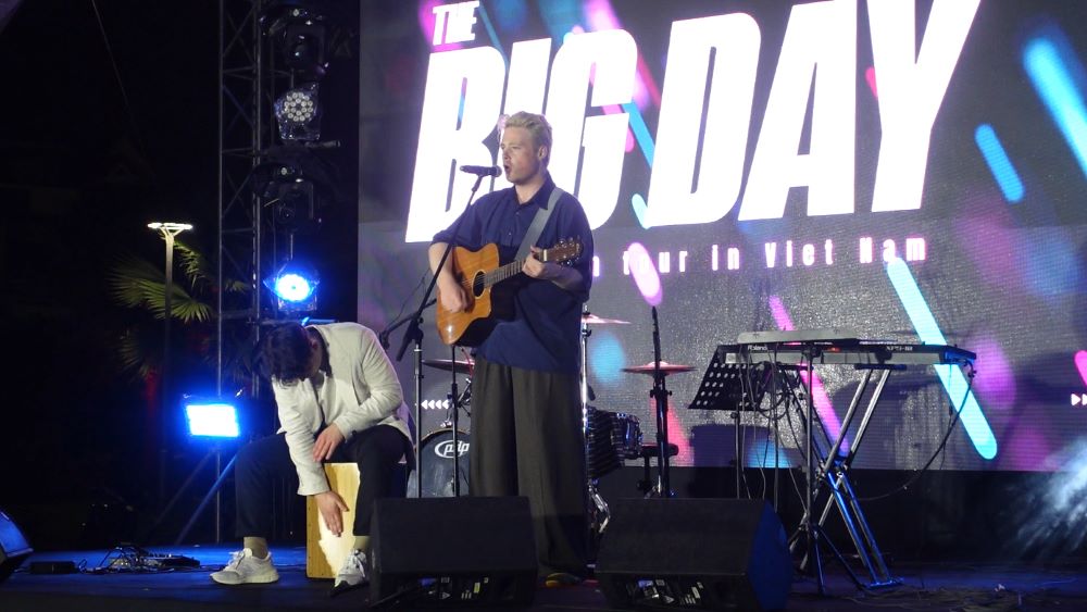 The international group's music night attracted a large crowd of Da Nang residents. Photo: Tran Thi