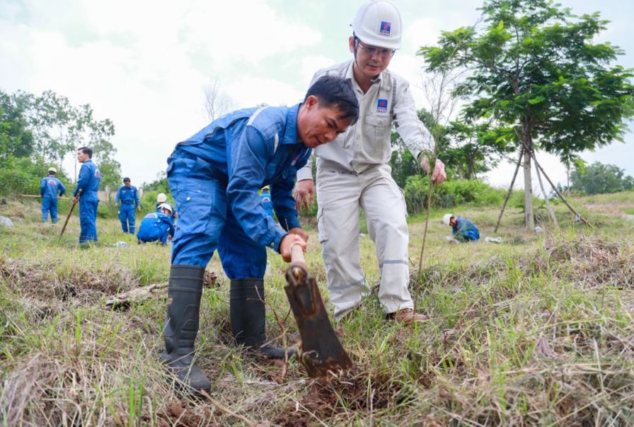 Ong Nguyen Huy Du - Pho Chanh Van phong (mu trang) cung NLD trong cay.