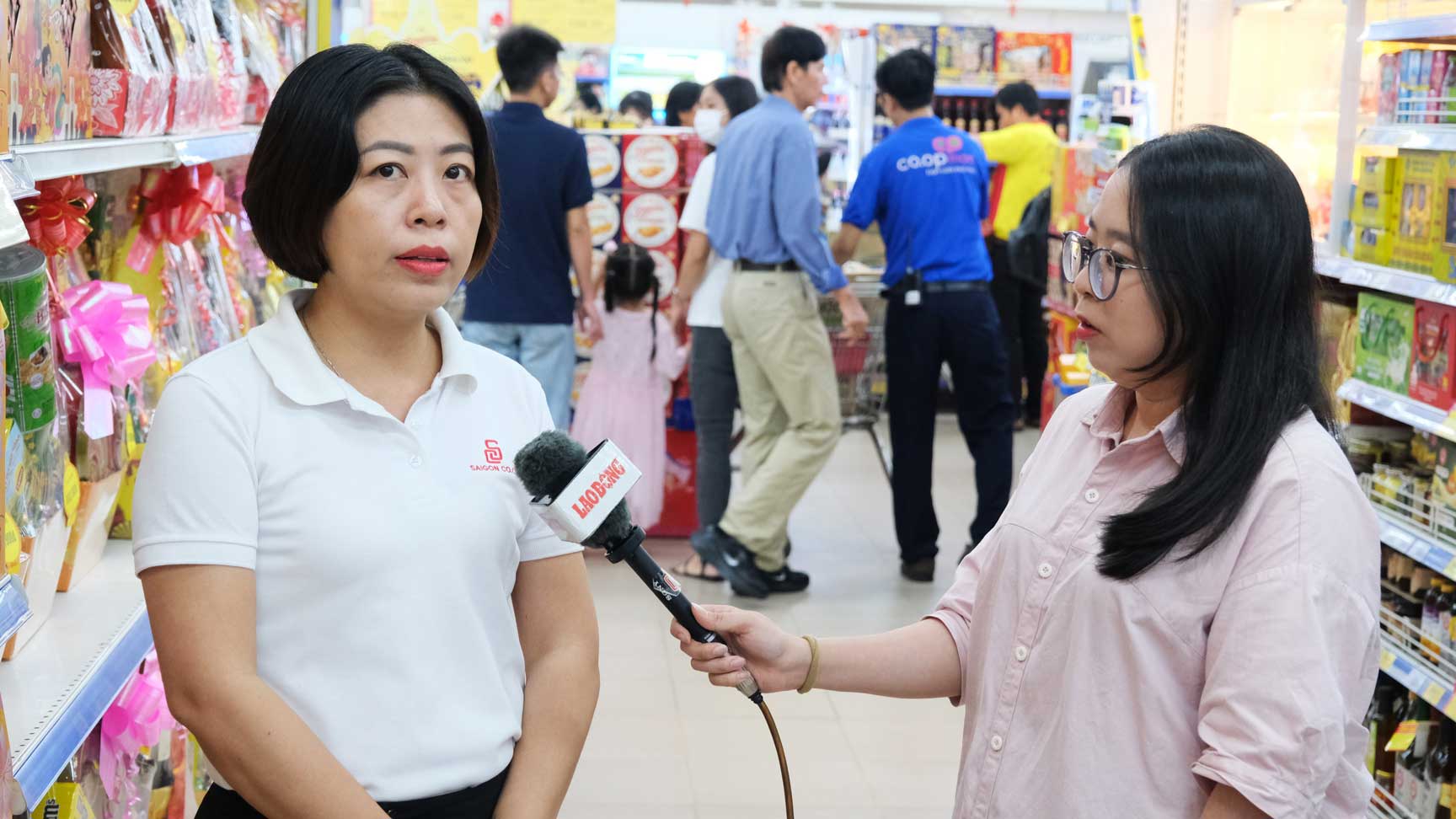 Ba Dang Ngoc Uyen Phuong - Pho Giam doc sieu thi Co.op Mart Can Tho - trao doi voi phong vien Bao Lao Dong. Anh: Phong Linh