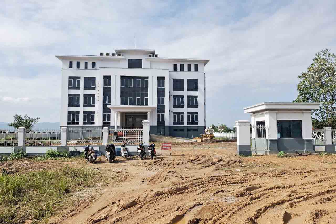 Trụ sở Công ty TNHH MTV Thủy lợi Nam Hà Tĩnh sau 5 năm dang dở nay đã thi công cơ bản hoàn thành. Ảnh: Trần Tuấn.