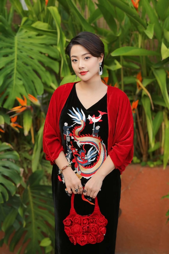 Bo suu tap cua LanV gom nhieu mau ao dai, dam va khan tren chat lieu nhung the, lua to tam cao cap duoc nhuom thu cong, mang den nhung trang phuc tinh te va doc dao. Anh: Nha thiet ke cung cap. 