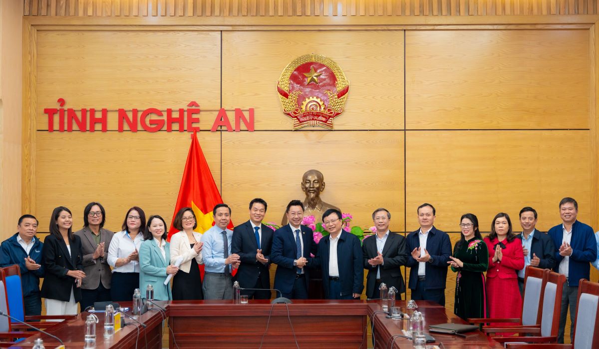 Mr. Andrew Khan - New General Director of Carlsberg Vietnam after the working session with Mr. Bui Dinh Long - Vice Chairman of Nghe An Provincial People's Committee and leaders of the Provincial People's Committee. Photo: Q.C