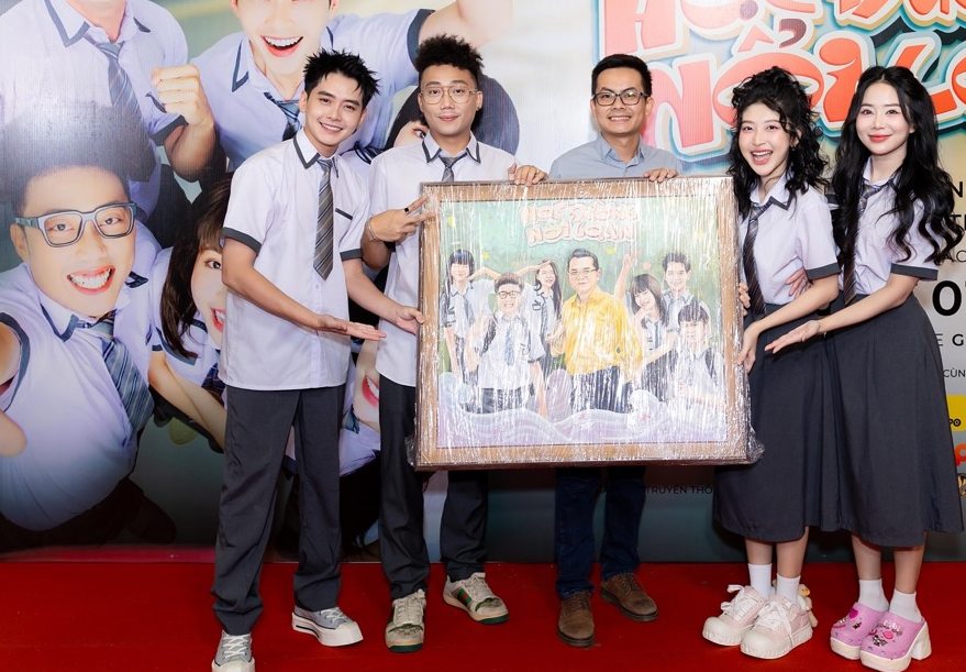 The cast of the movie School of Rebellion and the painting of artist Huu Chau and his students. Photo: Producer.