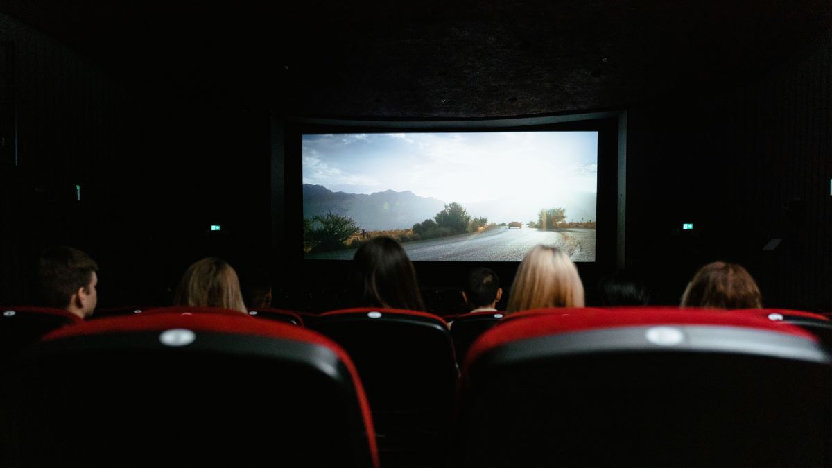 Pregnant women should consider when watching movies in theaters. Graphic photo: Bich Ngoc.