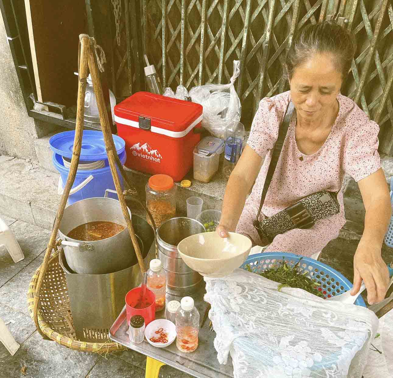 Chiec khay inox dung nhieu loai gia vi them nem cho mon an bao gom dam toi, ot chung, ot tuoi, gia vi, hat tieu… ke tren chiec ghe thap. Anh: July Tran