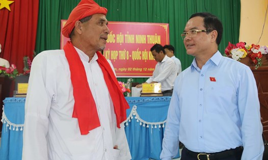 Chủ tịch Tổng LĐLĐVN Nguyễn Đình Khang trò chuyện cùng cử tri Ninh Thuận. Ảnh: Thanh Thúy