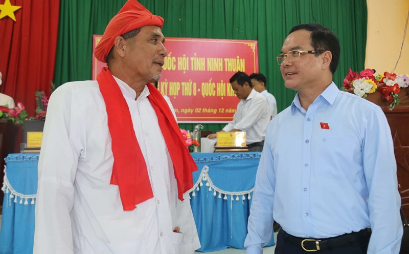 President of the Vietnam General Confederation of Labor Nguyen Dinh Khang talks with voters in Ninh Thuan. Photo: Thanh Thuy