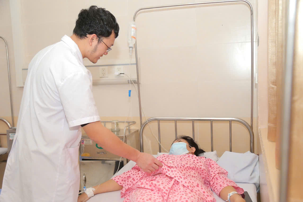 Bác sĩ kiểm tra sức khoẻ của người bệnh sau cắt u buồng trứng. Ảnh: BVCC