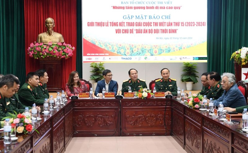 Major General Doan Xuan Bo - Editor-in-Chief of the People's Army Newspaper - Head of the Writing Contest Organizing Committee and delegates chaired the Press Meeting. Photo: Phu Son