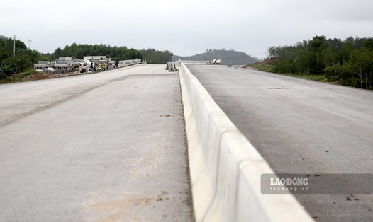 Nhiều tuyến đường cao tốc Bắc - Nam qua Quảng Bình đã được rải thảm nhựa. Ảnh: Công Sáng