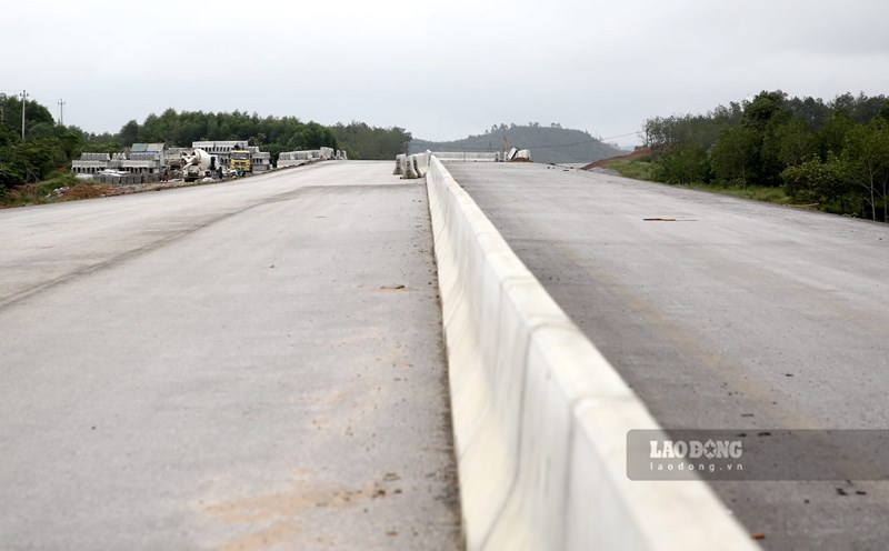 Many North-South expressways through Quang Binh have been paved with asphalt. Photo: Cong Sang