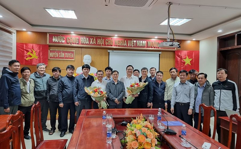 The Party Cell of the Compensation Department and the Party Cell of the Technical Department - Party Committee of the Central Power Project Management Board organized the admission of 4 party members right at the construction site of the 500kV line project, circuit 3. Photo: Vietnam Power Corporation