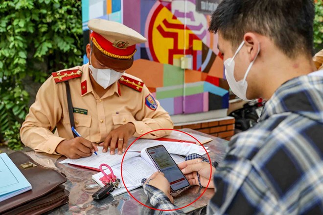 From 2025, when stopping a vehicle, traffic police will have the right to check documents related to the person and vehicle, including: Driver's license; certificate of training in road traffic law, license or certificate to drive a specialized motorbike. Photo: The Century