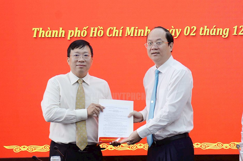 Standing Deputy Secretary of the Ho Chi Minh City Party Committee Nguyen Ho Hai presents the decision to Mr. Nguyen Thanh Nha (left cover). Photo: Long Ho
