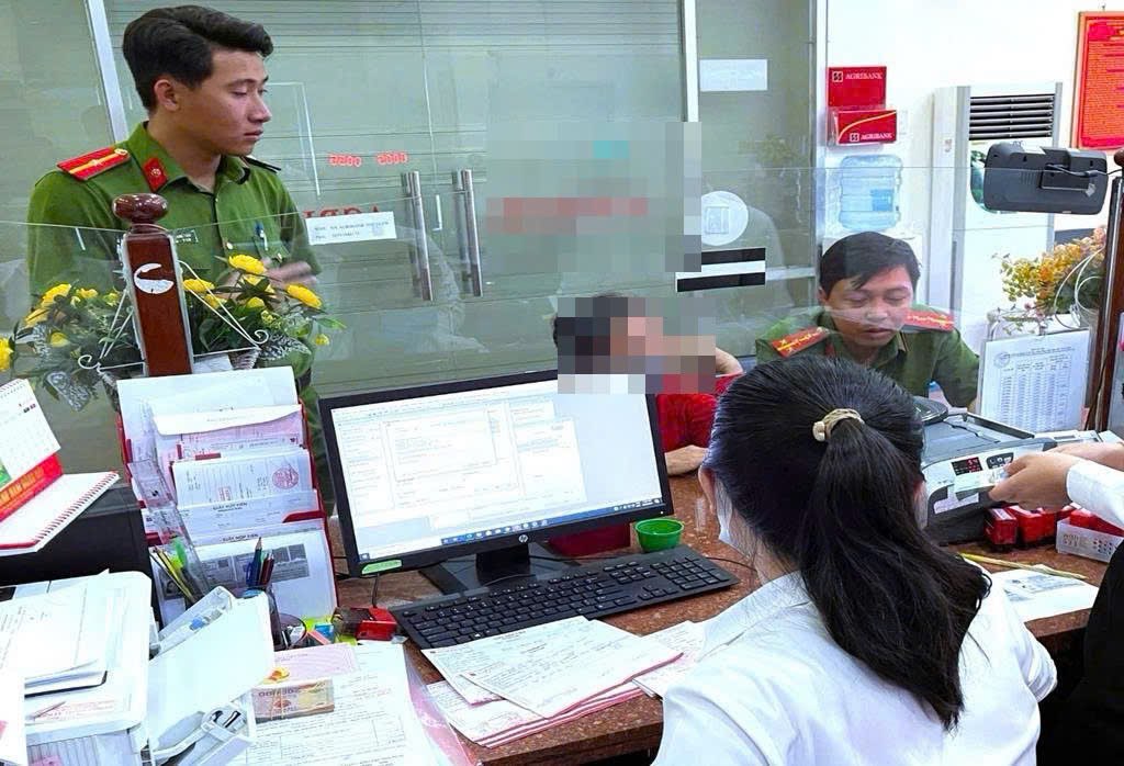 Long Thanh town police coordinated with the bank to promptly prevent a fraud case. Photo: Dong Nai Provincial Police
