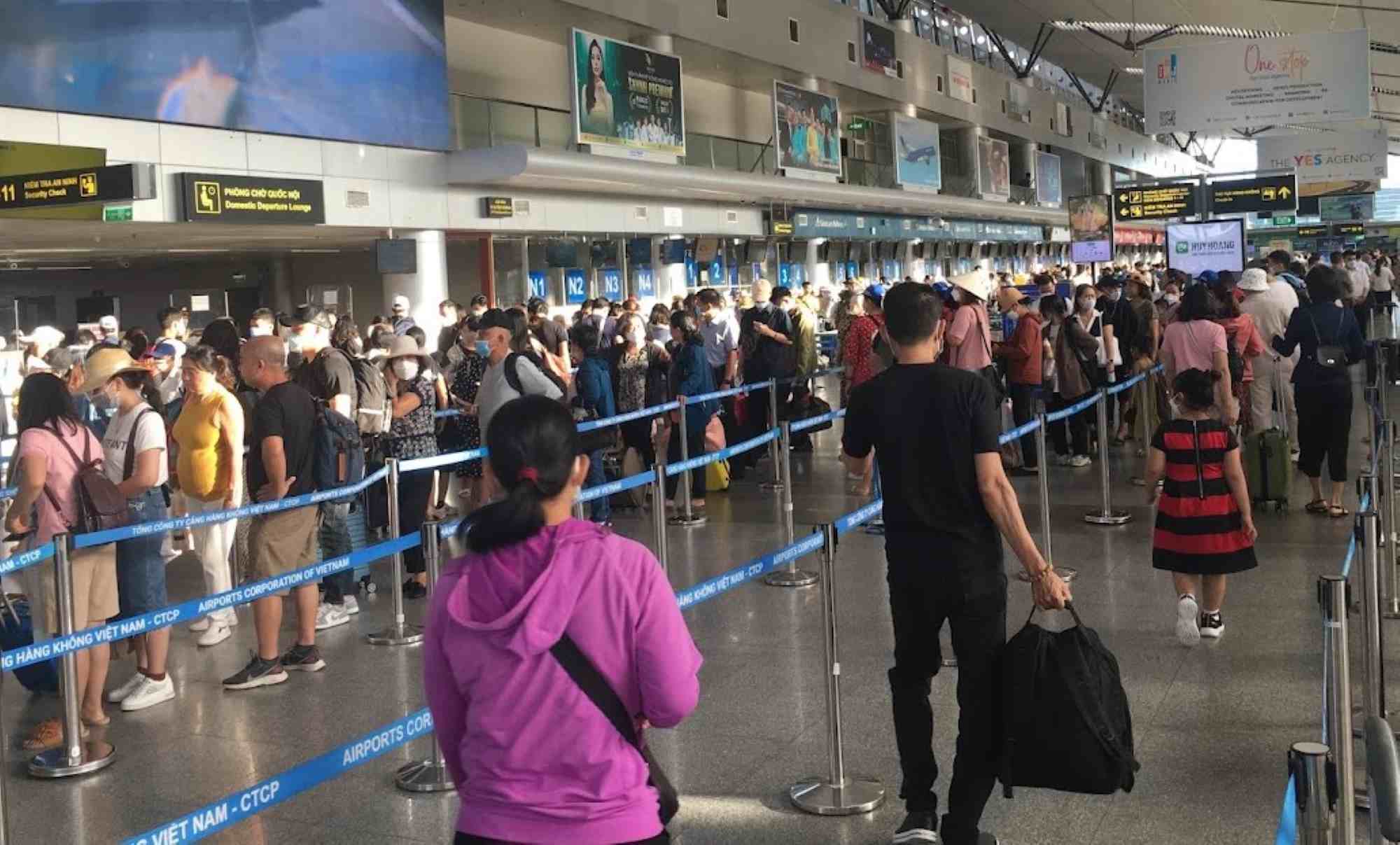 Hành khách sử dụng lối đi ưu tiên ở sân bay Đà Nẵng ngày cao điểm lên đến gần 300 khách/ngày. Ảnh: Thanh Hải