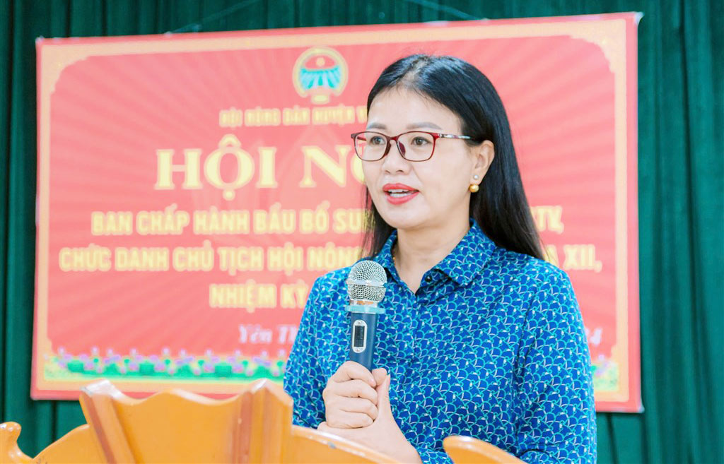Ms. Tran Thi Binh - Standing Deputy Secretary of the District Party Committee, Chairwoman of the District People's Council - was elected to hold the position of Secretary of the Yen Thanh District Party Committee. Photo: Phan Hien